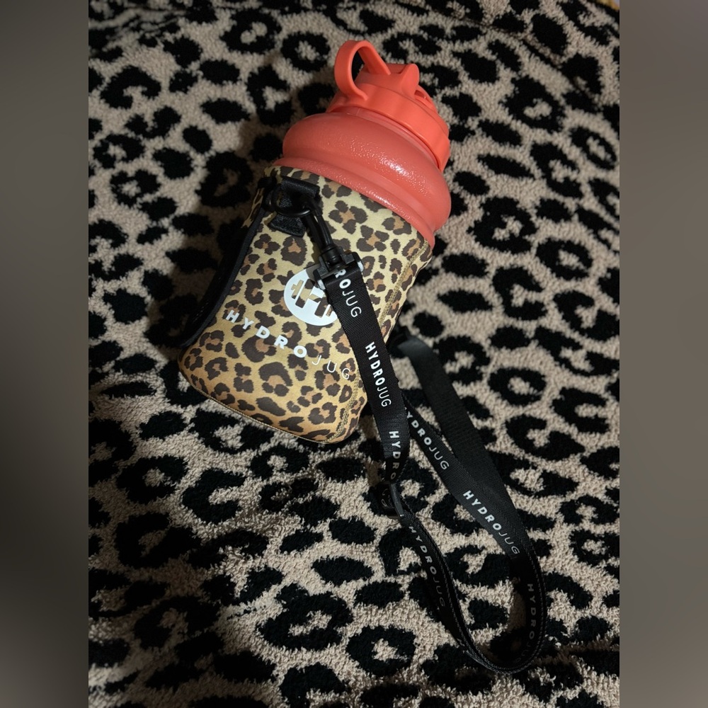 pink hydrojug with cheetah print sleeve✨